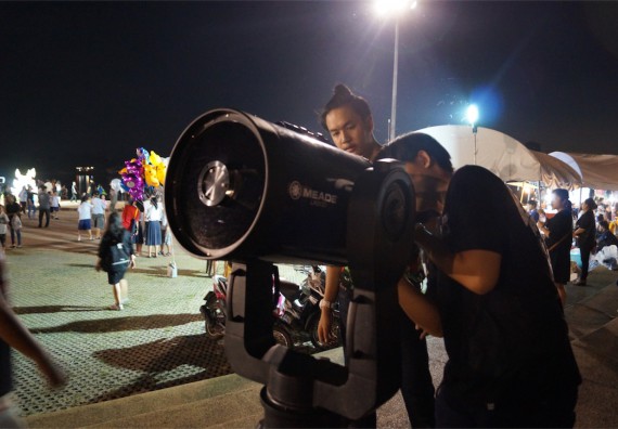 ภาพกิจกรรม ศูนย์วิทยาศาสตร์และวิทยาศาสตร์ประยุกต์ จัดกิจกรรมบริการวิชาการชมปรากฏการณ์ Super full moon ขึ้น