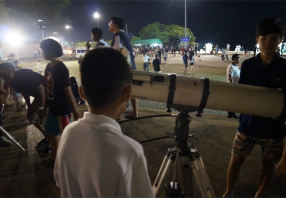 ภาพกิจกรรม ศูนย์วิทยาศาสตร์และวิทยาศาสตร์ประยุกต์ จัดกิจกรรมบริการวิชาการชมปรากฏการณ์ Super full moon ขึ้น