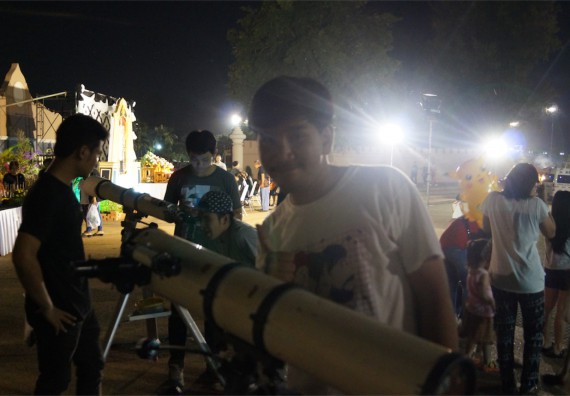 ภาพกิจกรรม ศูนย์วิทยาศาสตร์และวิทยาศาสตร์ประยุกต์ จัดกิจกรรมบริการวิชาการชมปรากฏการณ์ Super full moon ขึ้น