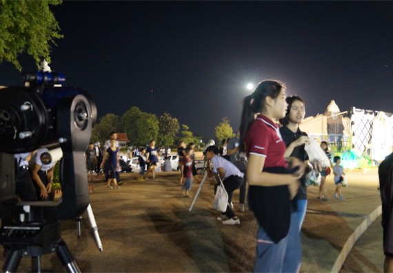 ภาพกิจกรรม ศูนย์วิทยาศาสตร์และวิทยาศาสตร์ประยุกต์ จัดกิจกรรมบริการวิชาการชมปรากฏการณ์ Super full moon ขึ้น