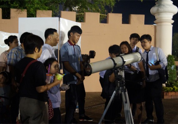 ภาพกิจกรรม ศูนย์วิทยาศาสตร์และวิทยาศาสตร์ประยุกต์ จัดกิจกรรมบริการวิชาการชมปรากฏการณ์ Super full moon ขึ้น