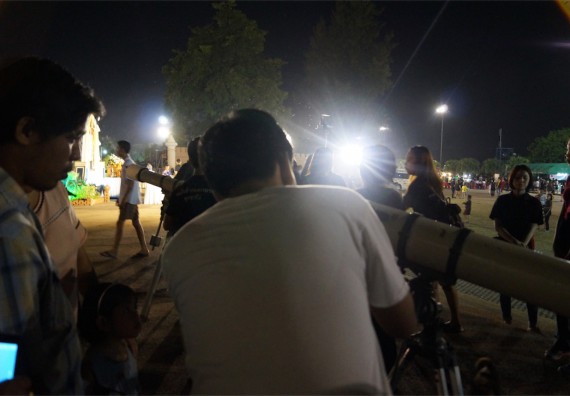 ภาพกิจกรรม ศูนย์วิทยาศาสตร์และวิทยาศาสตร์ประยุกต์ จัดกิจกรรมบริการวิชาการชมปรากฏการณ์ Super full moon ขึ้น