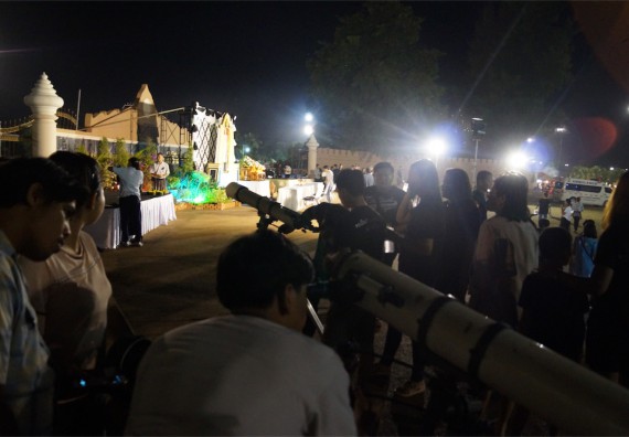 ภาพกิจกรรม ศูนย์วิทยาศาสตร์และวิทยาศาสตร์ประยุกต์ จัดกิจกรรมบริการวิชาการชมปรากฏการณ์ Super full moon ขึ้น