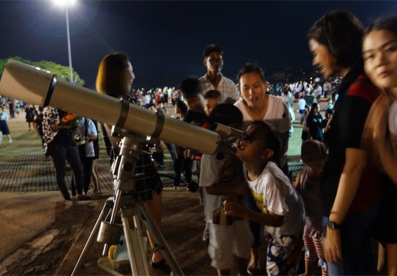 ภาพกิจกรรม ศูนย์วิทยาศาสตร์และวิทยาศาสตร์ประยุกต์ จัดกิจกรรมบริการวิชาการชมปรากฏการณ์ Super full moon ขึ้น