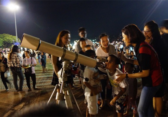 ภาพกิจกรรม ศูนย์วิทยาศาสตร์และวิทยาศาสตร์ประยุกต์ จัดกิจกรรมบริการวิชาการชมปรากฏการณ์ Super full moon ขึ้น