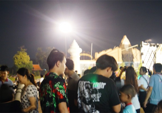 ภาพกิจกรรม ศูนย์วิทยาศาสตร์และวิทยาศาสตร์ประยุกต์ จัดกิจกรรมบริการวิชาการชมปรากฏการณ์ Super full moon ขึ้น