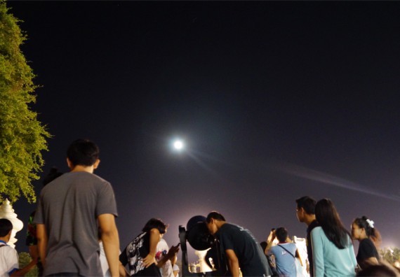 ภาพกิจกรรม ศูนย์วิทยาศาสตร์และวิทยาศาสตร์ประยุกต์ จัดกิจกรรมบริการวิชาการชมปรากฏการณ์ Super full moon ขึ้น