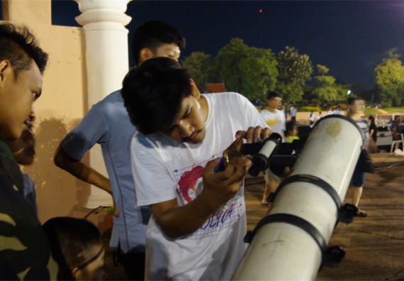 ภาพกิจกรรม ศูนย์วิทยาศาสตร์และวิทยาศาสตร์ประยุกต์ จัดกิจกรรมบริการวิชาการชมปรากฏการณ์ Super full moon ขึ้น