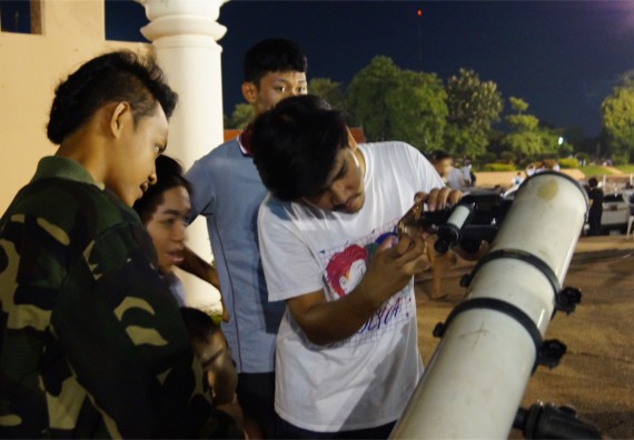 ภาพกิจกรรม ศูนย์วิทยาศาสตร์และวิทยาศาสตร์ประยุกต์ จัดกิจกรรมบริการวิชาการชมปรากฏการณ์ Super full moon ขึ้น