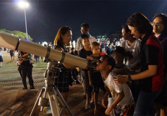 ภาพกิจกรรม ศูนย์วิทยาศาสตร์และวิทยาศาสตร์ประยุกต์ จัดกิจกรรมบริการวิชาการชมปรากฏการณ์ Super full moon ขึ้น
