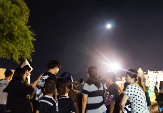 ภาพกิจกรรม ศูนย์วิทยาศาสตร์และวิทยาศาสตร์ประยุกต์ จัดกิจกรรมบริการวิชาการชมปรากฏการณ์ Super full moon ขึ้น