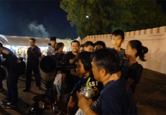 ภาพกิจกรรม ศูนย์วิทยาศาสตร์และวิทยาศาสตร์ประยุกต์ จัดกิจกรรมบริการวิชาการชมปรากฏการณ์ Super full moon ขึ้น