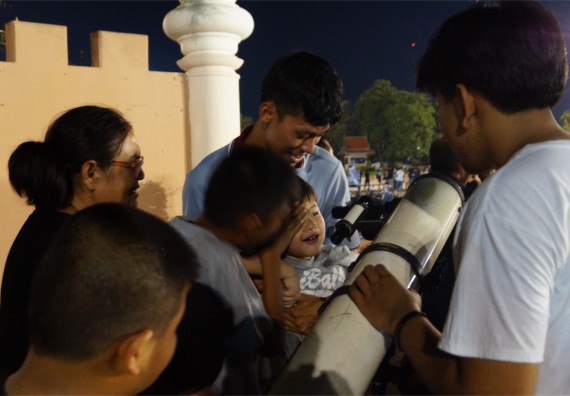 ภาพกิจกรรม ศูนย์วิทยาศาสตร์และวิทยาศาสตร์ประยุกต์ จัดกิจกรรมบริการวิชาการชมปรากฏการณ์ Super full moon ขึ้น