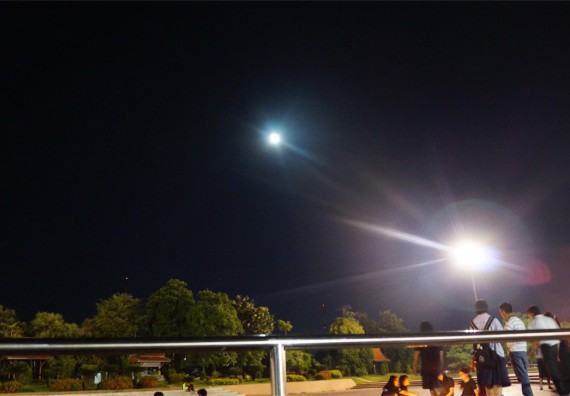 ภาพกิจกรรม ศูนย์วิทยาศาสตร์และวิทยาศาสตร์ประยุกต์ จัดกิจกรรมบริการวิชาการชมปรากฏการณ์ Super full moon ขึ้น