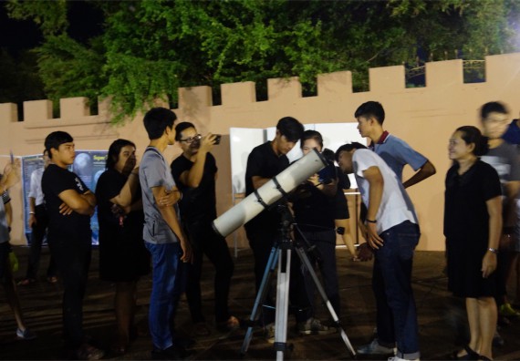 ภาพกิจกรรม ศูนย์วิทยาศาสตร์และวิทยาศาสตร์ประยุกต์ จัดกิจกรรมบริการวิชาการชมปรากฏการณ์ Super full moon ขึ้น