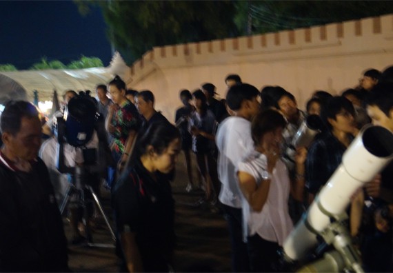 ภาพกิจกรรม ศูนย์วิทยาศาสตร์และวิทยาศาสตร์ประยุกต์ จัดกิจกรรมบริการวิชาการชมปรากฏการณ์ Super full moon ขึ้น