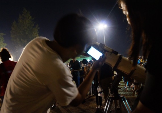 ภาพกิจกรรม ศูนย์วิทยาศาสตร์และวิทยาศาสตร์ประยุกต์ จัดกิจกรรมบริการวิชาการชมปรากฏการณ์ Super full moon ขึ้น