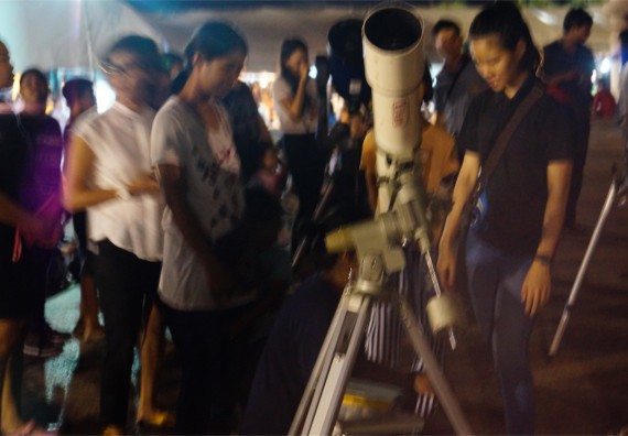 ภาพกิจกรรม ศูนย์วิทยาศาสตร์และวิทยาศาสตร์ประยุกต์ จัดกิจกรรมบริการวิชาการชมปรากฏการณ์ Super full moon ขึ้น