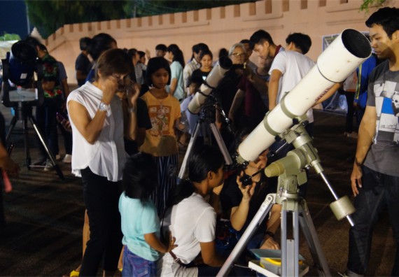 ภาพกิจกรรม ศูนย์วิทยาศาสตร์และวิทยาศาสตร์ประยุกต์ จัดกิจกรรมบริการวิชาการชมปรากฏการณ์ Super full moon ขึ้น