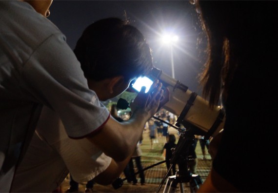 ภาพกิจกรรม ศูนย์วิทยาศาสตร์และวิทยาศาสตร์ประยุกต์ จัดกิจกรรมบริการวิชาการชมปรากฏการณ์ Super full moon ขึ้น