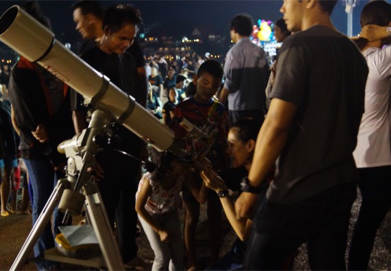 ภาพกิจกรรม ศูนย์วิทยาศาสตร์และวิทยาศาสตร์ประยุกต์ จัดกิจกรรมบริการวิชาการชมปรากฏการณ์ Super full moon ขึ้น