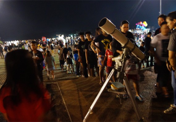 ภาพกิจกรรม ศูนย์วิทยาศาสตร์และวิทยาศาสตร์ประยุกต์ จัดกิจกรรมบริการวิชาการชมปรากฏการณ์ Super full moon ขึ้น