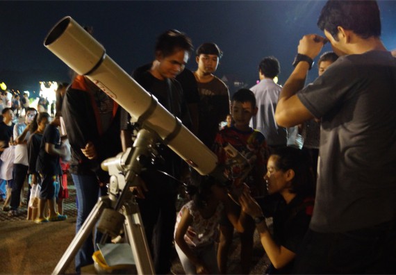 ภาพกิจกรรม ศูนย์วิทยาศาสตร์และวิทยาศาสตร์ประยุกต์ จัดกิจกรรมบริการวิชาการชมปรากฏการณ์ Super full moon ขึ้น