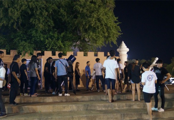 ภาพกิจกรรม ศูนย์วิทยาศาสตร์และวิทยาศาสตร์ประยุกต์ จัดกิจกรรมบริการวิชาการชมปรากฏการณ์ Super full moon ขึ้น