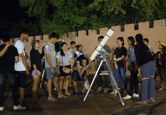 ภาพกิจกรรม ศูนย์วิทยาศาสตร์และวิทยาศาสตร์ประยุกต์ จัดกิจกรรมบริการวิชาการชมปรากฏการณ์ Super full moon ขึ้น