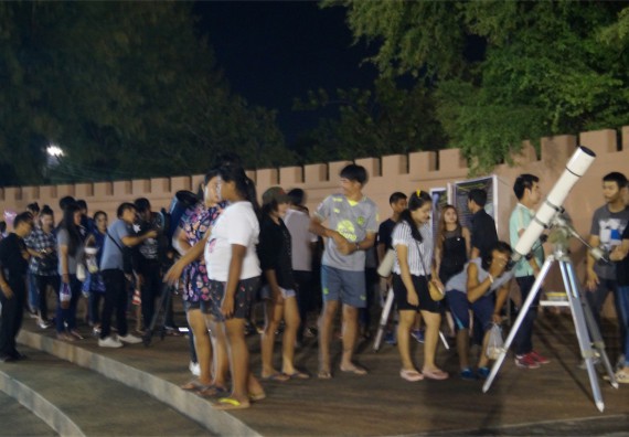 ภาพกิจกรรม ศูนย์วิทยาศาสตร์และวิทยาศาสตร์ประยุกต์ จัดกิจกรรมบริการวิชาการชมปรากฏการณ์ Super full moon ขึ้น