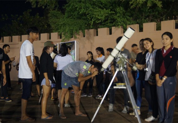 ภาพกิจกรรม ศูนย์วิทยาศาสตร์และวิทยาศาสตร์ประยุกต์ จัดกิจกรรมบริการวิชาการชมปรากฏการณ์ Super full moon ขึ้น