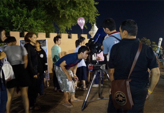 ภาพกิจกรรม ศูนย์วิทยาศาสตร์และวิทยาศาสตร์ประยุกต์ จัดกิจกรรมบริการวิชาการชมปรากฏการณ์ Super full moon ขึ้น