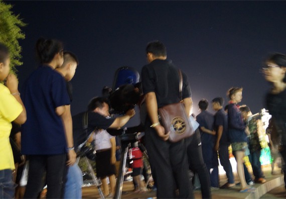 ภาพกิจกรรม ศูนย์วิทยาศาสตร์และวิทยาศาสตร์ประยุกต์ จัดกิจกรรมบริการวิชาการชมปรากฏการณ์ Super full moon ขึ้น