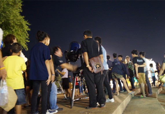 ภาพกิจกรรม ศูนย์วิทยาศาสตร์และวิทยาศาสตร์ประยุกต์ จัดกิจกรรมบริการวิชาการชมปรากฏการณ์ Super full moon ขึ้น