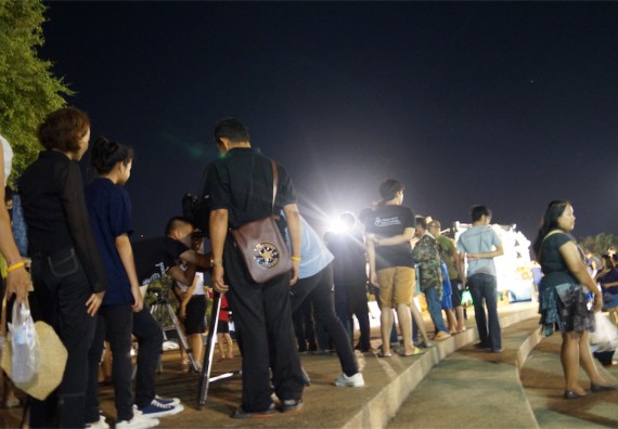 ภาพกิจกรรม ศูนย์วิทยาศาสตร์และวิทยาศาสตร์ประยุกต์ จัดกิจกรรมบริการวิชาการชมปรากฏการณ์ Super full moon ขึ้น