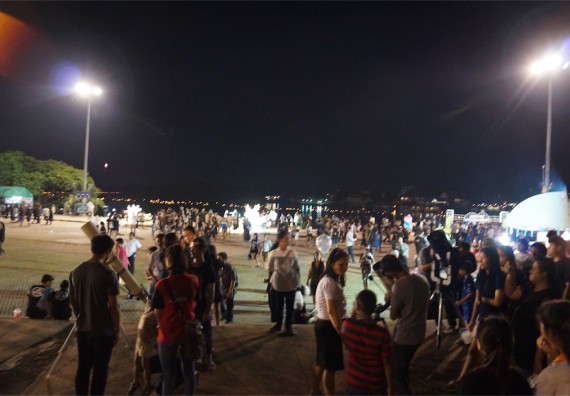 ภาพกิจกรรม ศูนย์วิทยาศาสตร์และวิทยาศาสตร์ประยุกต์ จัดกิจกรรมบริการวิชาการชมปรากฏการณ์ Super full moon ขึ้น