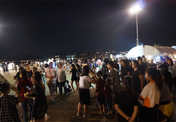 ภาพกิจกรรม ศูนย์วิทยาศาสตร์และวิทยาศาสตร์ประยุกต์ จัดกิจกรรมบริการวิชาการชมปรากฏการณ์ Super full moon ขึ้น