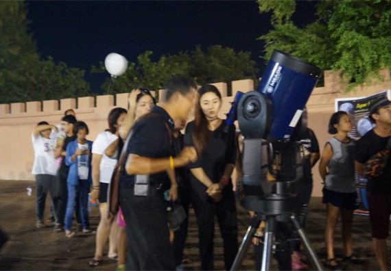 ภาพกิจกรรม ศูนย์วิทยาศาสตร์และวิทยาศาสตร์ประยุกต์ จัดกิจกรรมบริการวิชาการชมปรากฏการณ์ Super full moon ขึ้น