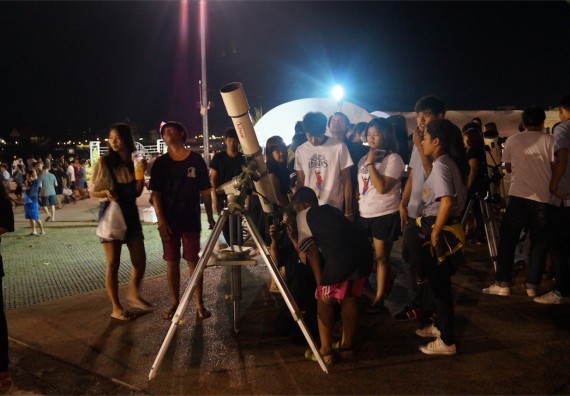 ภาพกิจกรรม ศูนย์วิทยาศาสตร์และวิทยาศาสตร์ประยุกต์ จัดกิจกรรมบริการวิชาการชมปรากฏการณ์ Super full moon ขึ้น