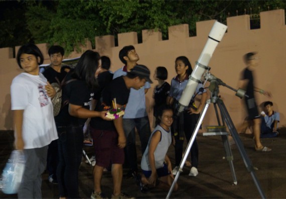 ภาพกิจกรรม ศูนย์วิทยาศาสตร์และวิทยาศาสตร์ประยุกต์ จัดกิจกรรมบริการวิชาการชมปรากฏการณ์ Super full moon ขึ้น