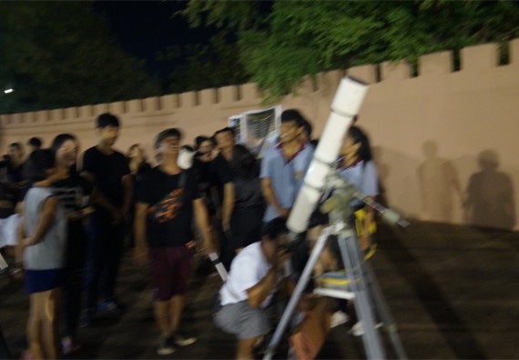 ภาพกิจกรรม ศูนย์วิทยาศาสตร์และวิทยาศาสตร์ประยุกต์ จัดกิจกรรมบริการวิชาการชมปรากฏการณ์ Super full moon ขึ้น