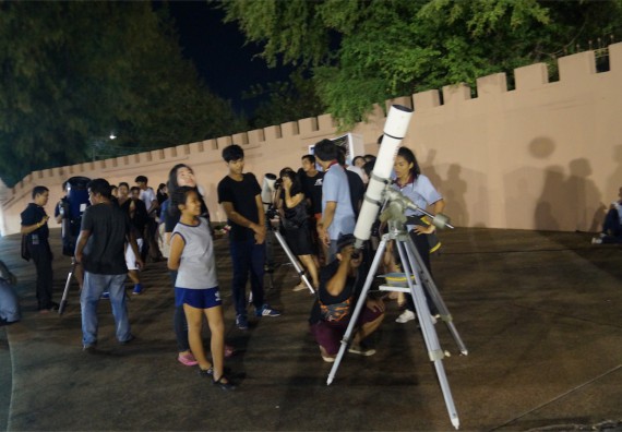 ภาพกิจกรรม ศูนย์วิทยาศาสตร์และวิทยาศาสตร์ประยุกต์ จัดกิจกรรมบริการวิชาการชมปรากฏการณ์ Super full moon ขึ้น