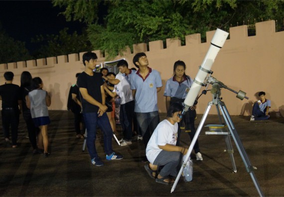 ภาพกิจกรรม ศูนย์วิทยาศาสตร์และวิทยาศาสตร์ประยุกต์ จัดกิจกรรมบริการวิชาการชมปรากฏการณ์ Super full moon ขึ้น
