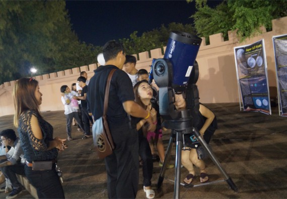 ภาพกิจกรรม ศูนย์วิทยาศาสตร์และวิทยาศาสตร์ประยุกต์ จัดกิจกรรมบริการวิชาการชมปรากฏการณ์ Super full moon ขึ้น