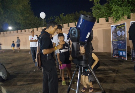 ภาพกิจกรรม ศูนย์วิทยาศาสตร์และวิทยาศาสตร์ประยุกต์ จัดกิจกรรมบริการวิชาการชมปรากฏการณ์ Super full moon ขึ้น