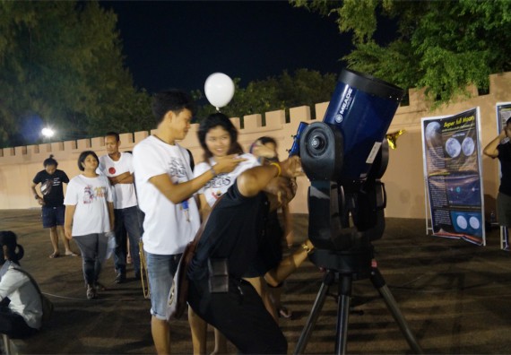 ภาพกิจกรรม ศูนย์วิทยาศาสตร์และวิทยาศาสตร์ประยุกต์ จัดกิจกรรมบริการวิชาการชมปรากฏการณ์ Super full moon ขึ้น