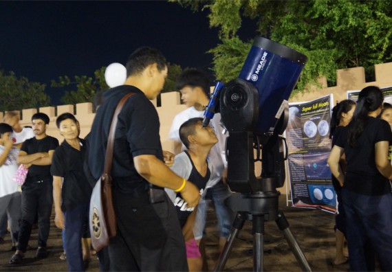 ภาพกิจกรรม ศูนย์วิทยาศาสตร์และวิทยาศาสตร์ประยุกต์ จัดกิจกรรมบริการวิชาการชมปรากฏการณ์ Super full moon ขึ้น