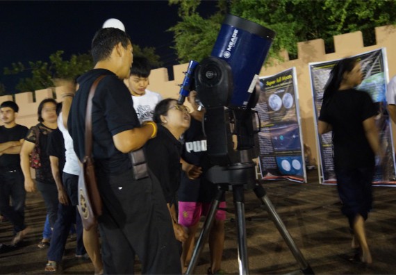 ภาพกิจกรรม ศูนย์วิทยาศาสตร์และวิทยาศาสตร์ประยุกต์ จัดกิจกรรมบริการวิชาการชมปรากฏการณ์ Super full moon ขึ้น