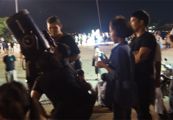 ภาพกิจกรรม ศูนย์วิทยาศาสตร์และวิทยาศาสตร์ประยุกต์ จัดกิจกรรมบริการวิชาการชมปรากฏการณ์ Super full moon ขึ้น