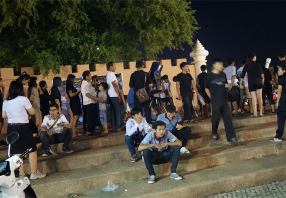 ภาพกิจกรรม ศูนย์วิทยาศาสตร์และวิทยาศาสตร์ประยุกต์ จัดกิจกรรมบริการวิชาการชมปรากฏการณ์ Super full moon ขึ้น